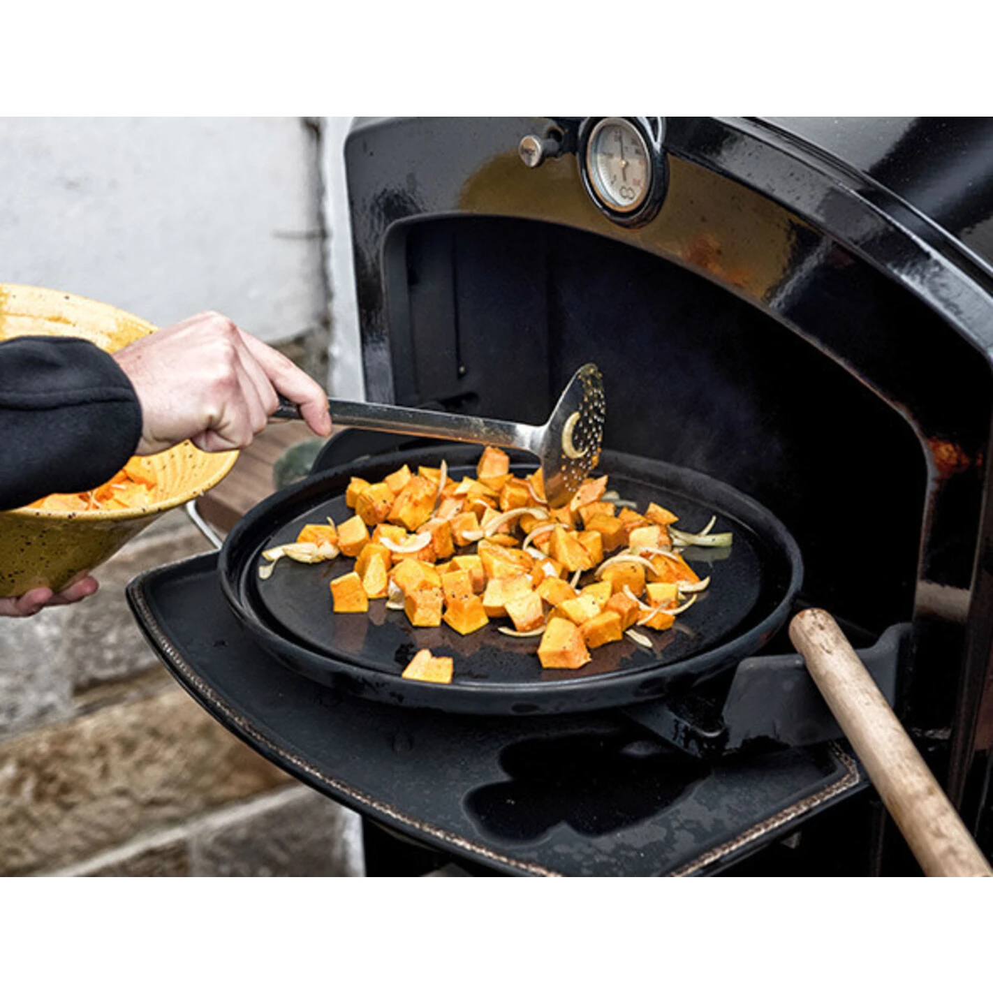 Plancha En Fonte émaillée Pour Four à Bois - Le Gooker 2 Plancha En Fonte émaillée Pour Four à Bois - Le Gooker – Image 2